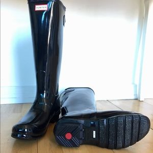 BRAND NEW: HUNTER GLOSSY BLACK BOOTS. Never worn!